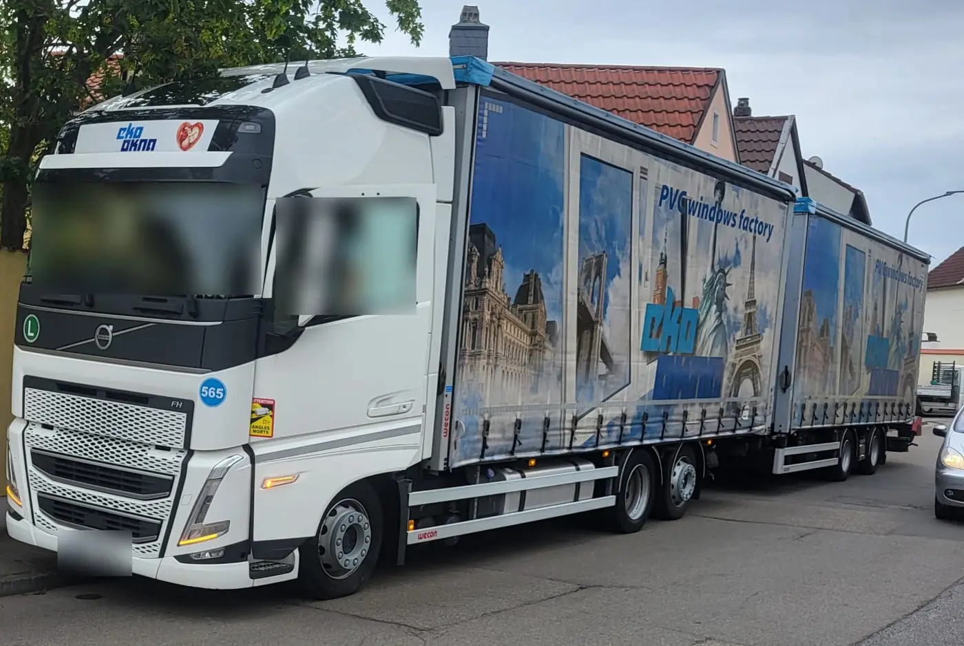 Lkw mit neuen Fenstern bei der Anlieferung
