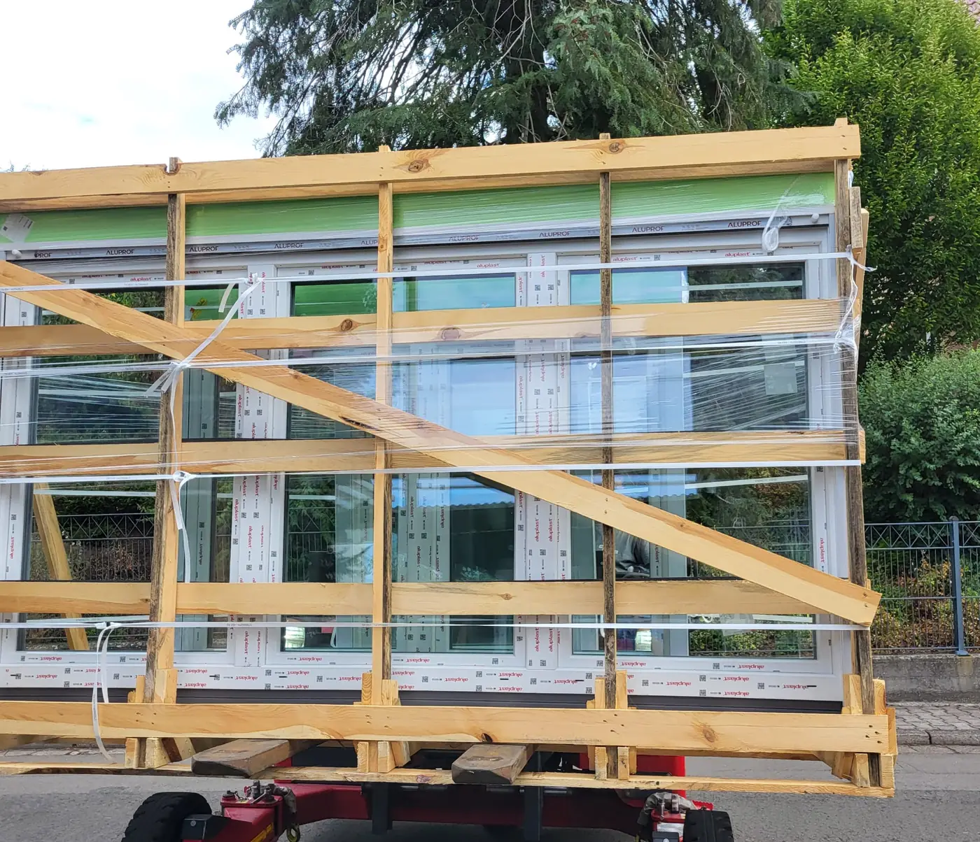 Neue Fenster auf dem Transportwagen, bereit zur Lieferung
