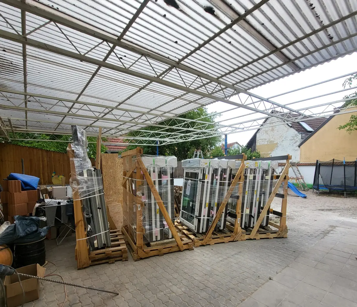Neue Fenster in Transportgestellen, bereit für die Auslieferung